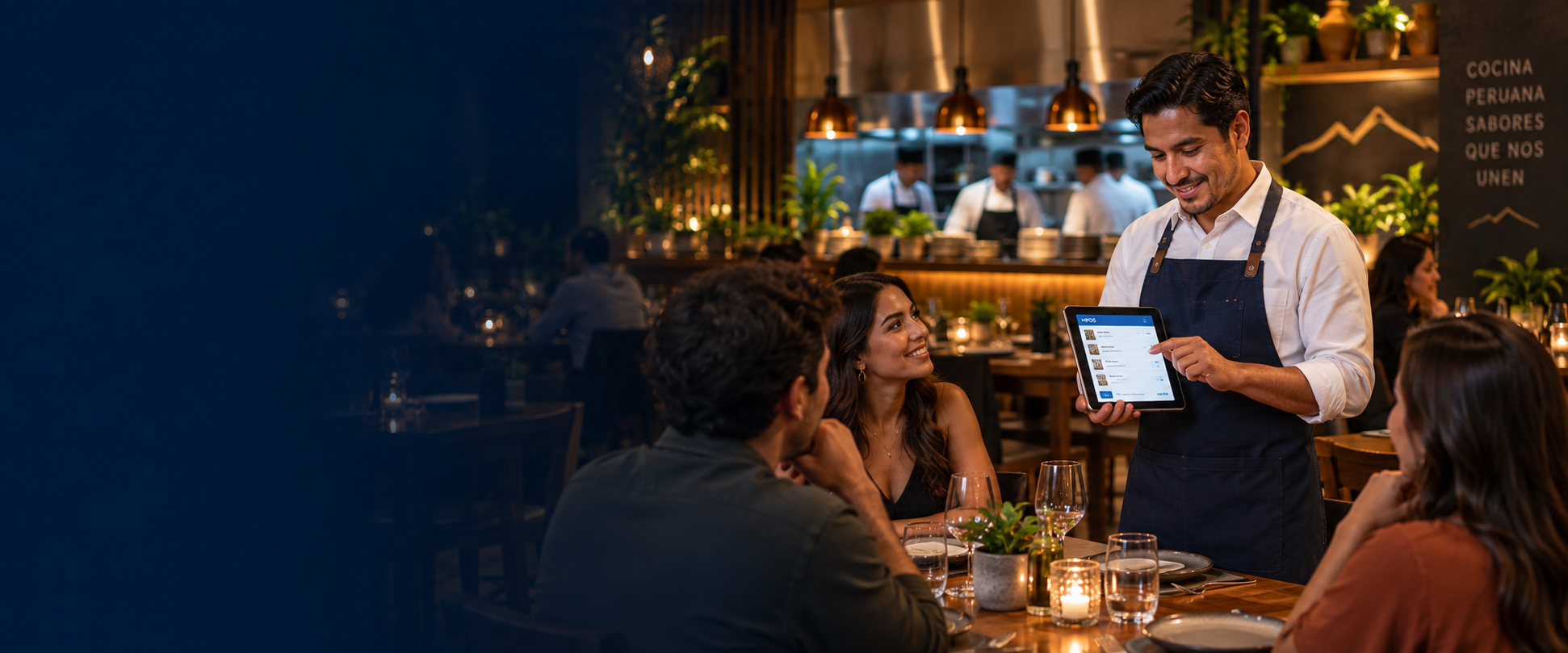 Mozo de restaurante con una tablet tomando un pedido en un ambiente cálido y moderno