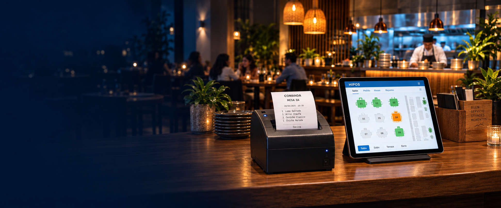 Vista panorámica de un restaurante con tablet e impresora de comandas completas sobre el mostrador
